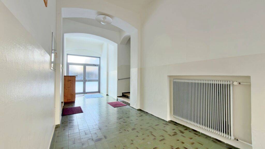 Geschäfts- & Bürogebäude in Toplage am Kreuzbergl mit großzügigen Parkflächen und guter Anbindung.