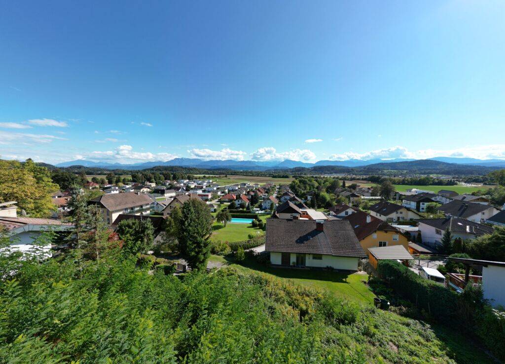 Großzügiges Grundstück in Hanglage mit Bergpanorama ohne Bebauungsverpflichtung.