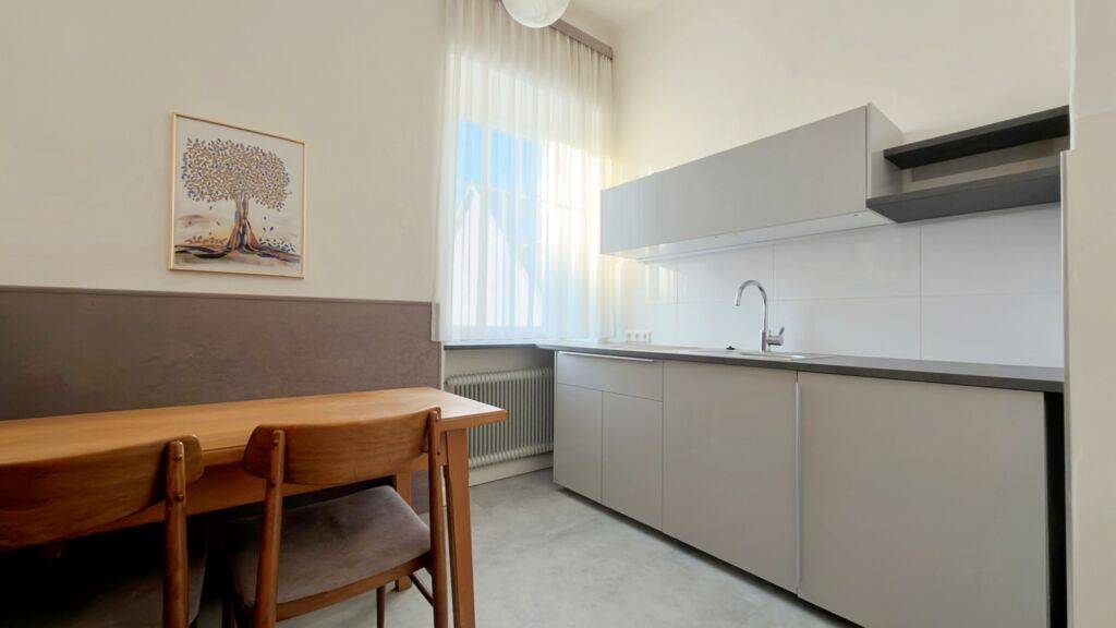 Geschäfts- & Bürogebäude in Toplage am Kreuzbergl mit großzügigen Parkflächen und guter Anbindung.