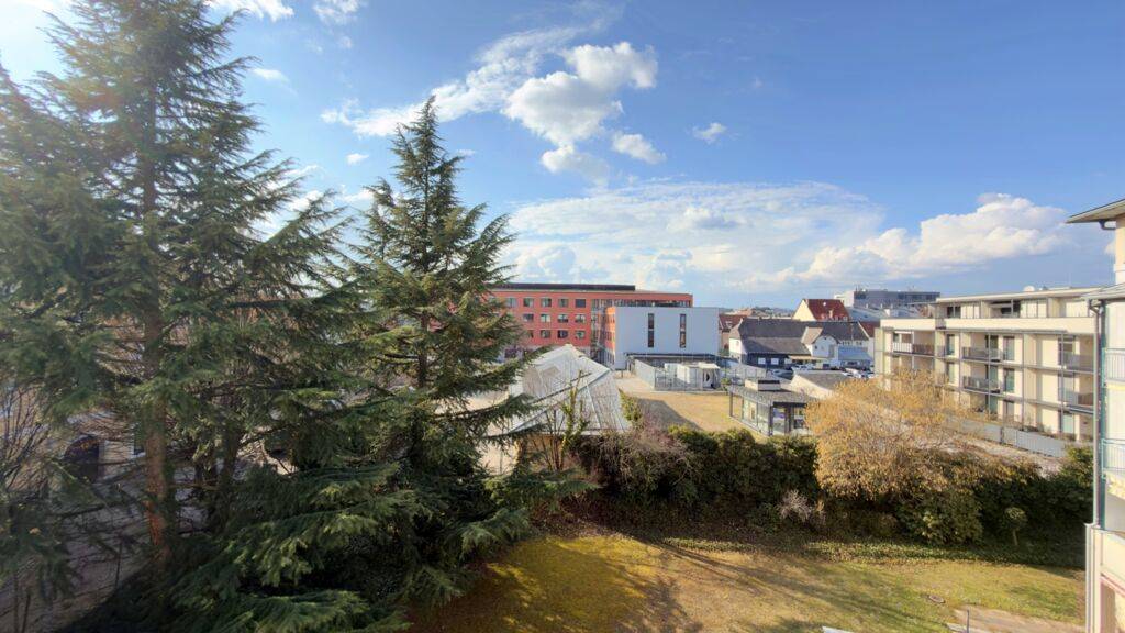 1,5 Zimmerwohnung mit Balkon und Tiefgaragenstellplatz gegenüber der City Arkaden.