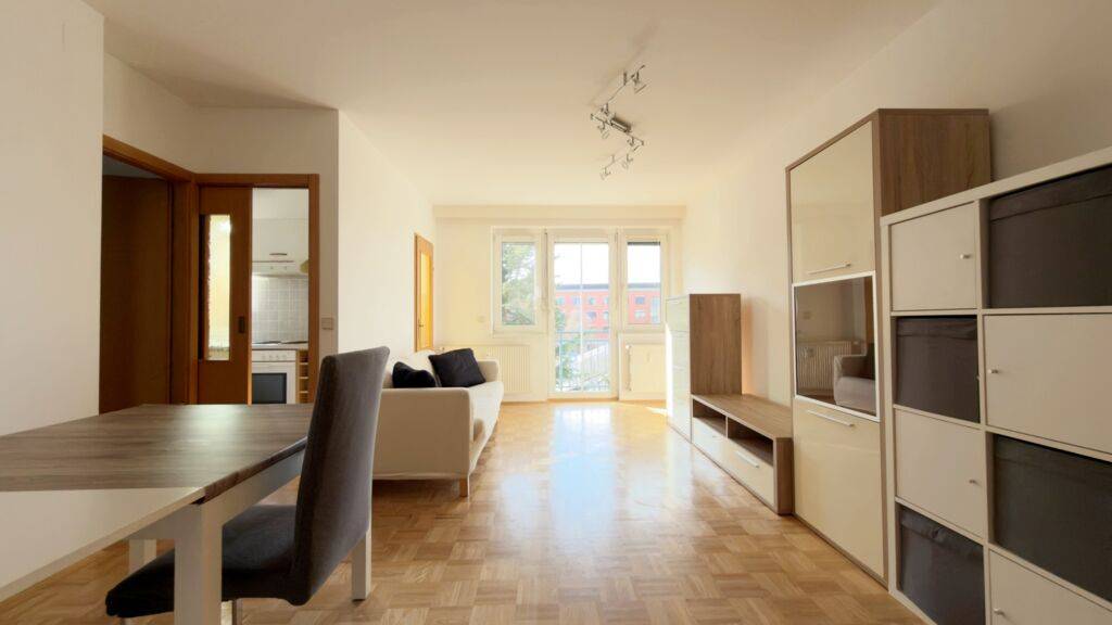 1,5 Zimmerwohnung mit Balkon und Tiefgaragenstellplatz gegenüber der City Arkaden.