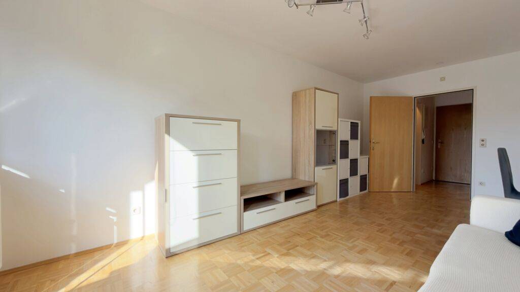 1,5 Zimmerwohnung mit Balkon und Tiefgaragenstellplatz gegenüber der City Arkaden.
