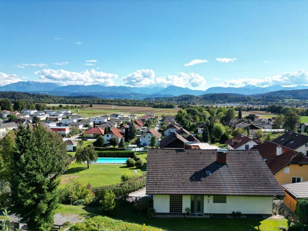 Großzügiges Grundstück in Hanglage mit Bergpanorama ohne Bebauungsverpflichtung.