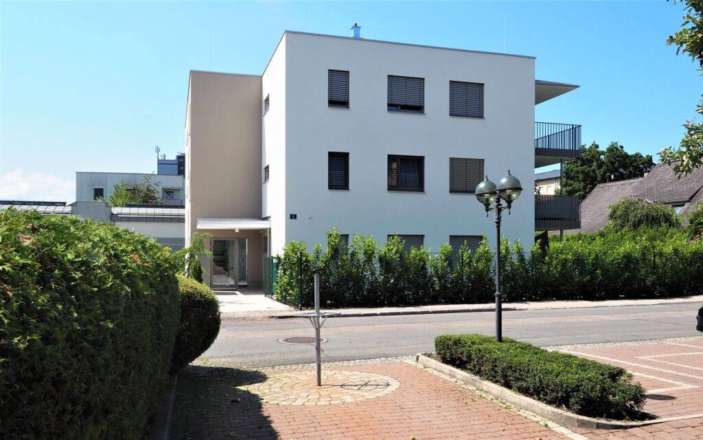 2-Zimmer-Wohnung mit Westterrasse und Carport am Fuße des Spitalbergs.