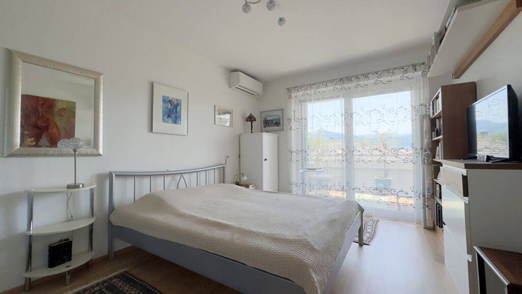 Schöne 2-Zimmer-Wohnung mit großem Balkon, Tiefgaragenstellplatz und top Ausstattung in Krumpendorf.