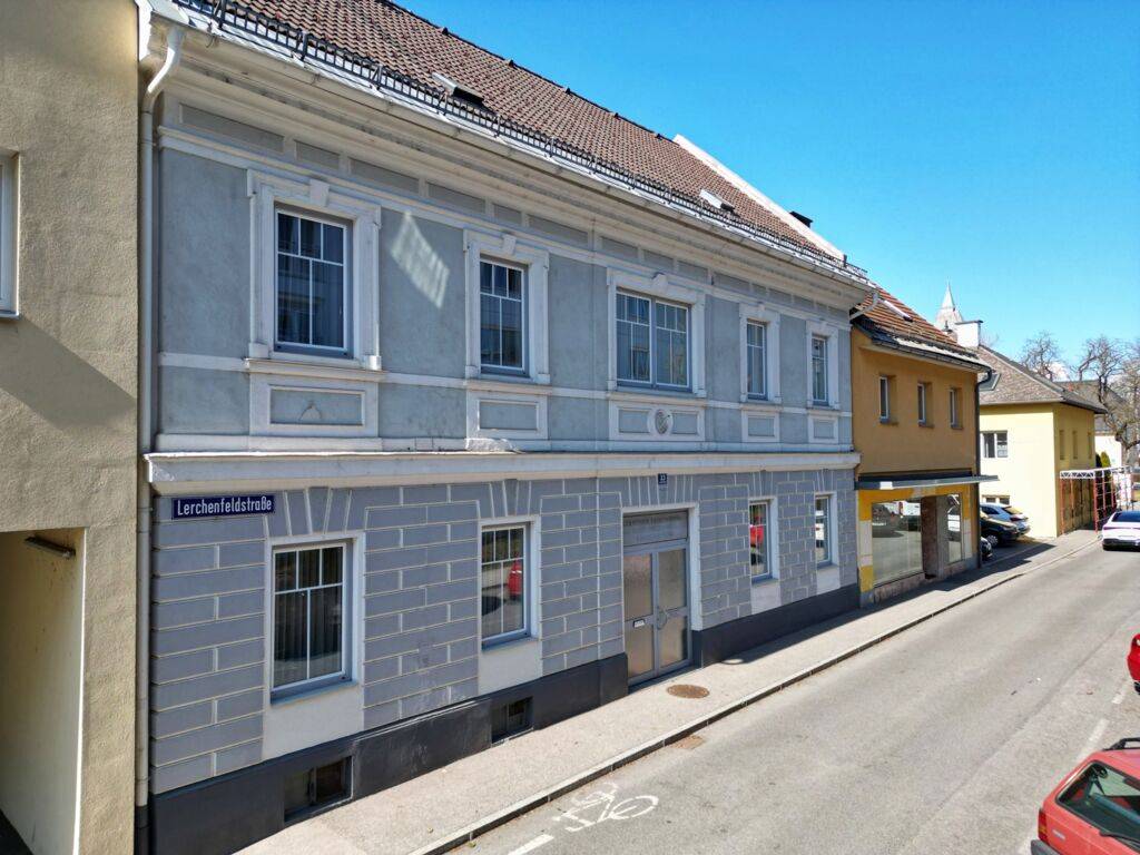 Geschäfts- & Bürogebäude in Toplage am Kreuzbergl mit großzügigen Parkflächen und guter Anbindung.