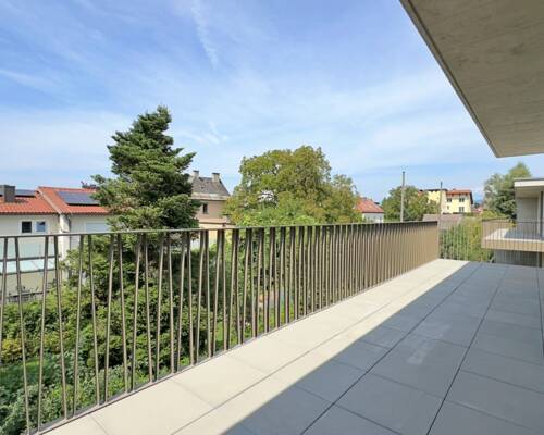 Attraktive 3-Zimmer-Neubauwohnung mit großzügigem Westbalkon und zwei KFZ-Stellplätzen.