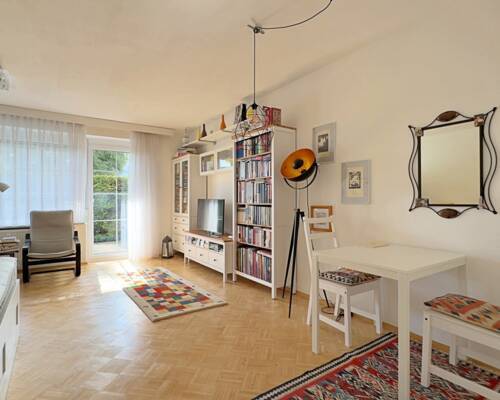 Gepflegte, gemütliche Garconniere mit Loggia samt Terrasse und Autoabstellplatz in Waidmannsdorf.