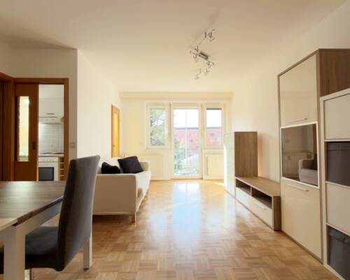 1,5 Zimmerwohnung mit Balkon und Tiefgaragenstellplatz gegenüber der City Arkaden.