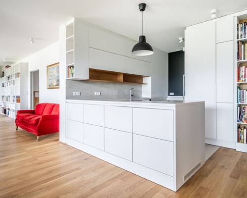 Wörthersee Living: Exklusive Gartenwohnung mit Panoramablick auf Maria Wörth und den Pyramidenkogel.
