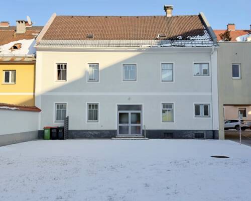 Geschäfts- & Bürogebäude in Toplage am Kreuzbergl mit großzügigen Parkflächen und guter Anbindung.