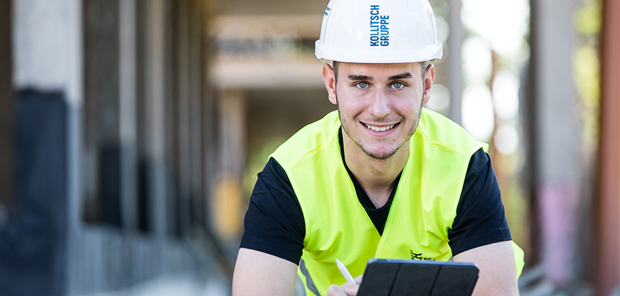 Glücklicher Kollitsch Mitarbeite auf Baustelle