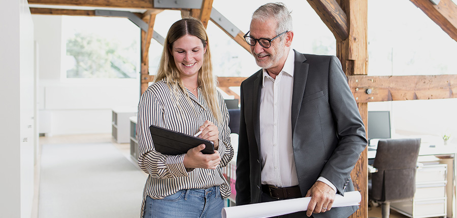 Zwei Kollitsch Mitarbeiter in Besprechung