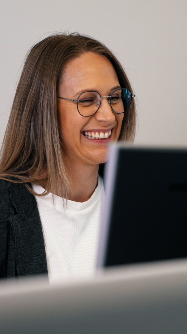 Profilbild Kollitsch Mitarbeiterin im Büro