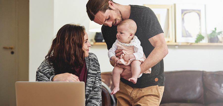 Glückliche Familie mit Baby