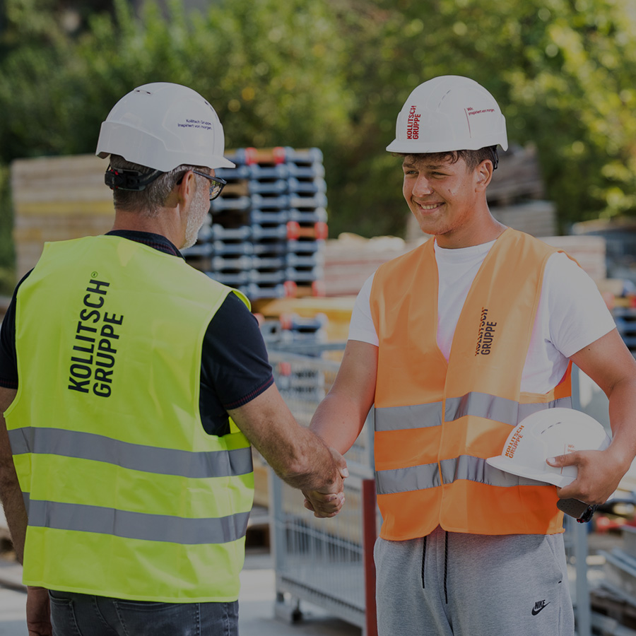 Personen auf Baustelle schütteln sich die Hand