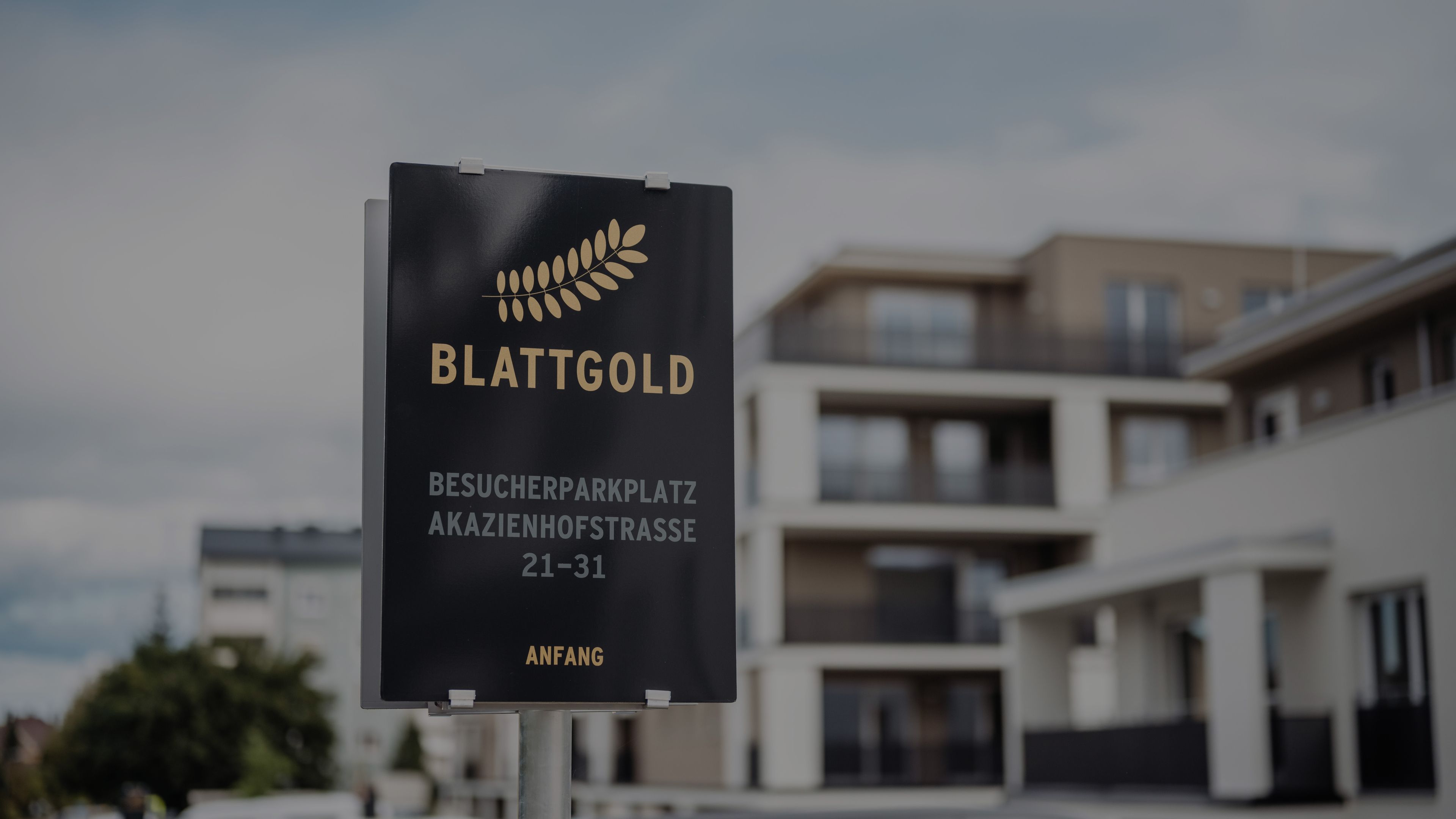 Blattgold Logo auf Tafel Besucherparkplatz