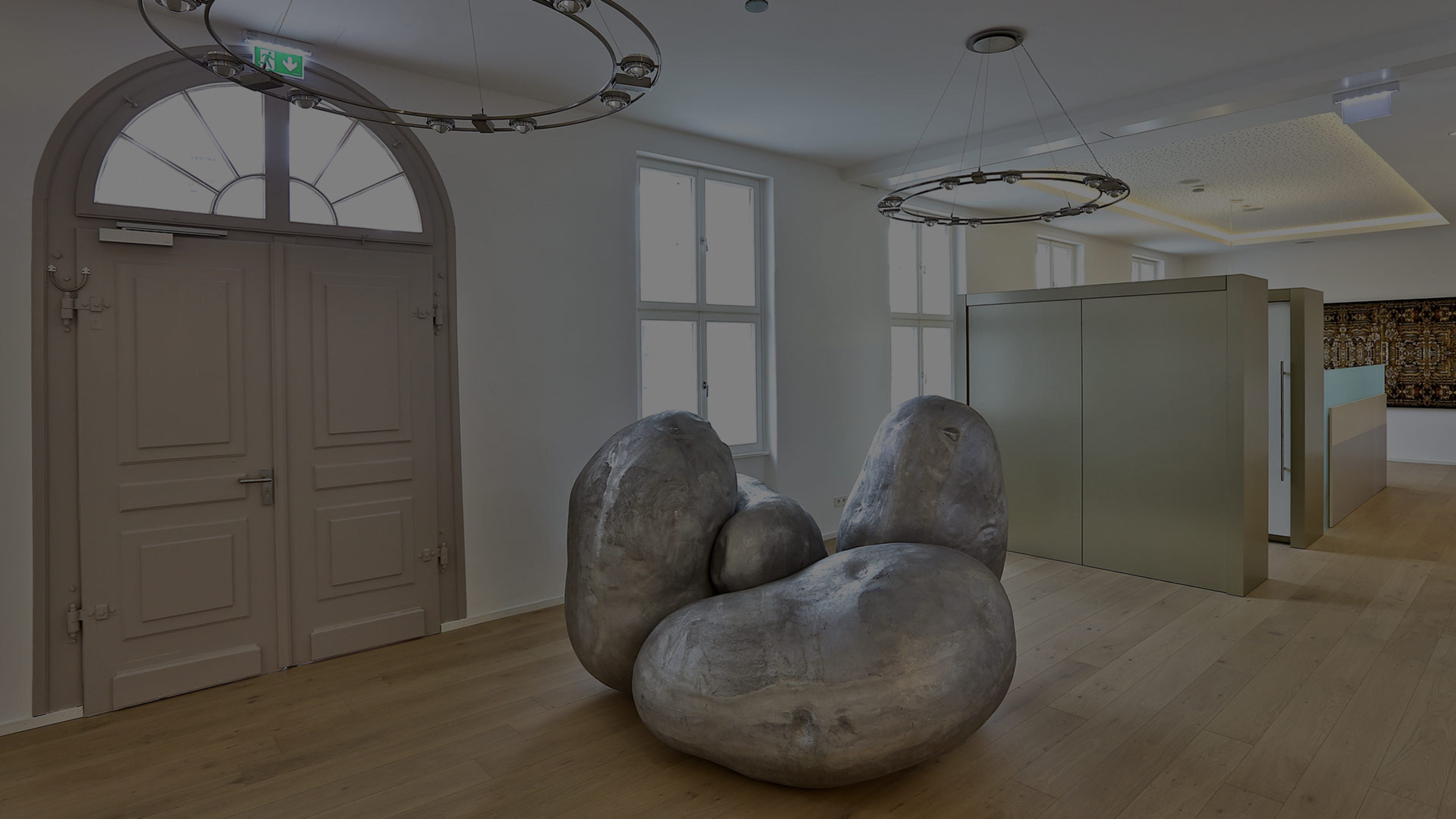 Modernisierter Eingangsbereich Altbau mit Skulptur